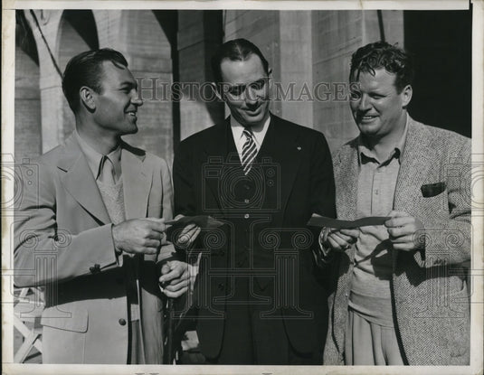 1940 Pro ivooteers tops in driving contest at the Memorial Coliseum - Historic Images