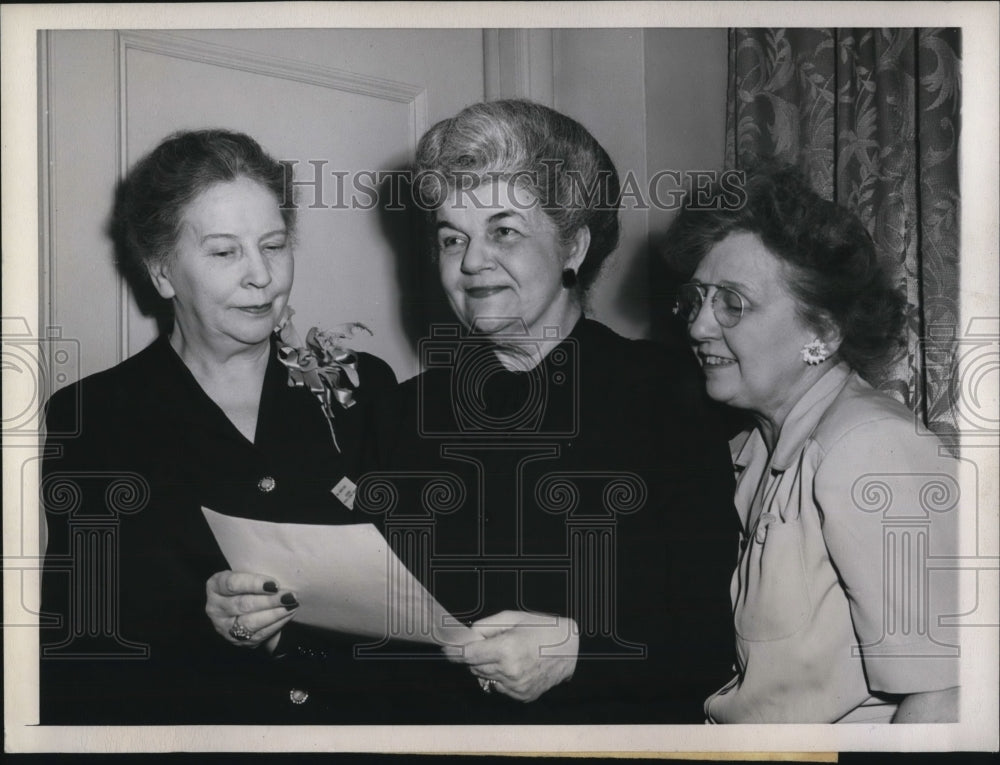 1946 Press Photo Mrs. Arretus Burt, Mrs. La Fell Dickinson, Mrs. Edward Carran - Historic Images