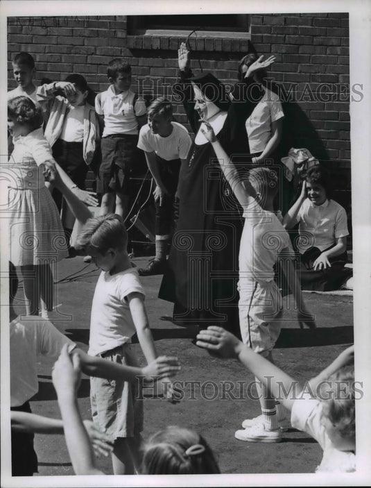 1964 Press Photo Sister M. Vitelle at Transfiguration School - Historic Images