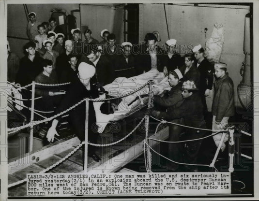 1958 Press Photo of crewmen of the U.S. Destroyer Duncan carrying out injured.-Historic Images