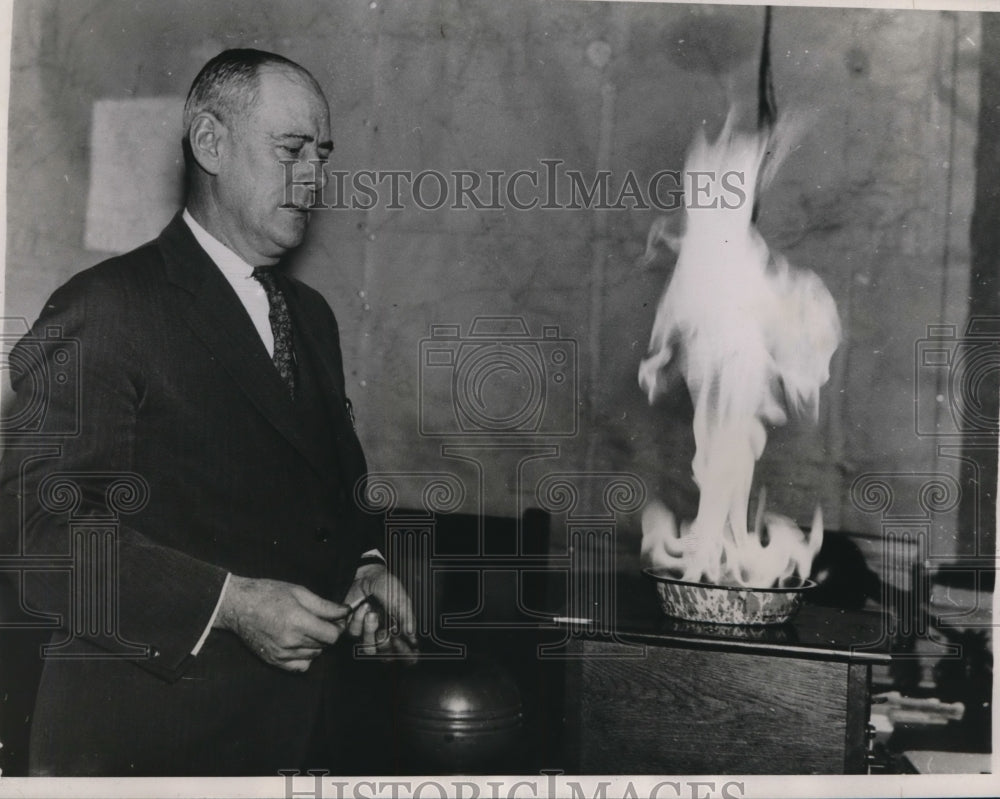 1935 Press Photo Chief of Police John D. McGrath testing some moonship - Historic Images