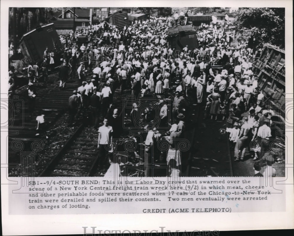 1951 Press Photo of a crowd gathered when a train derailed and its contents - Historic Images