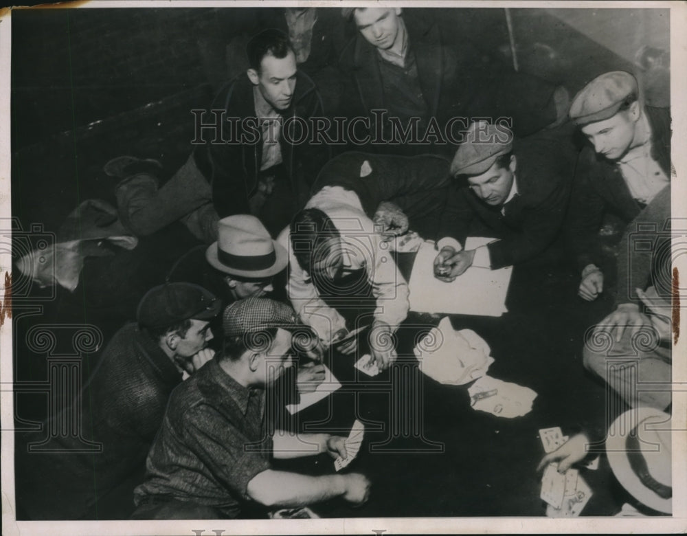 1936 Press Photo of sit down strikers playing cards. - Historic Images