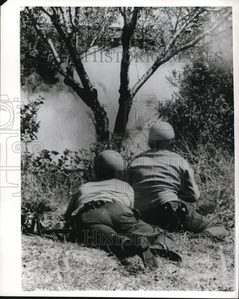 1970 Press Photo of two policemen lying on the ground outside of a barricaded - Historic Images