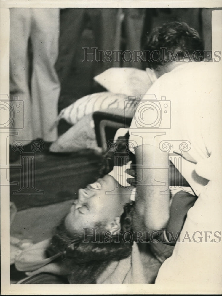 1946 Press Photo of an injured woman being unloaded from a C-47 airplane after - Historic Images