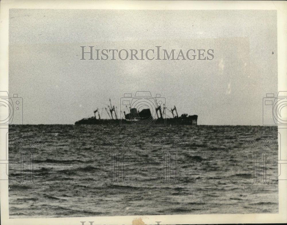 1943 Press Photo A beach transport which had been the victim of Gen. MacArthur- Historic Images