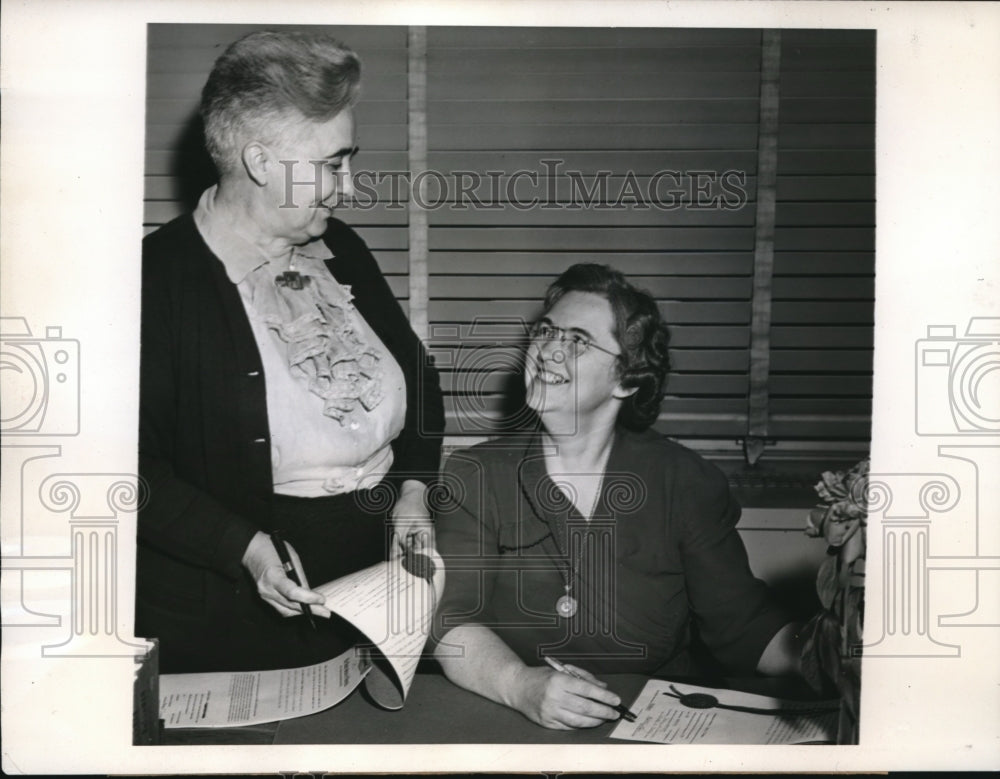 1945 Press Photo Ruth Whitney Talley and Alice Grove,Department of Interior - Historic Images