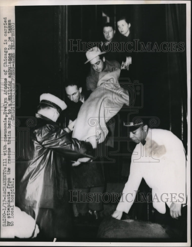 1952 Press Photo Evelyn Arnone of Chicago carried by attendants from the train - Historic Images