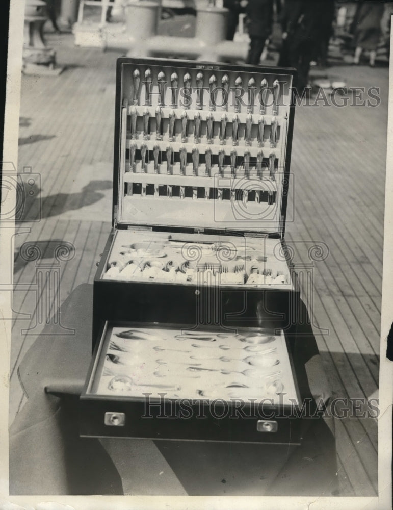 1929 Press Photo Box of Sterling Silver Given To Crew of Coast Guard Destroyer - Historic Images