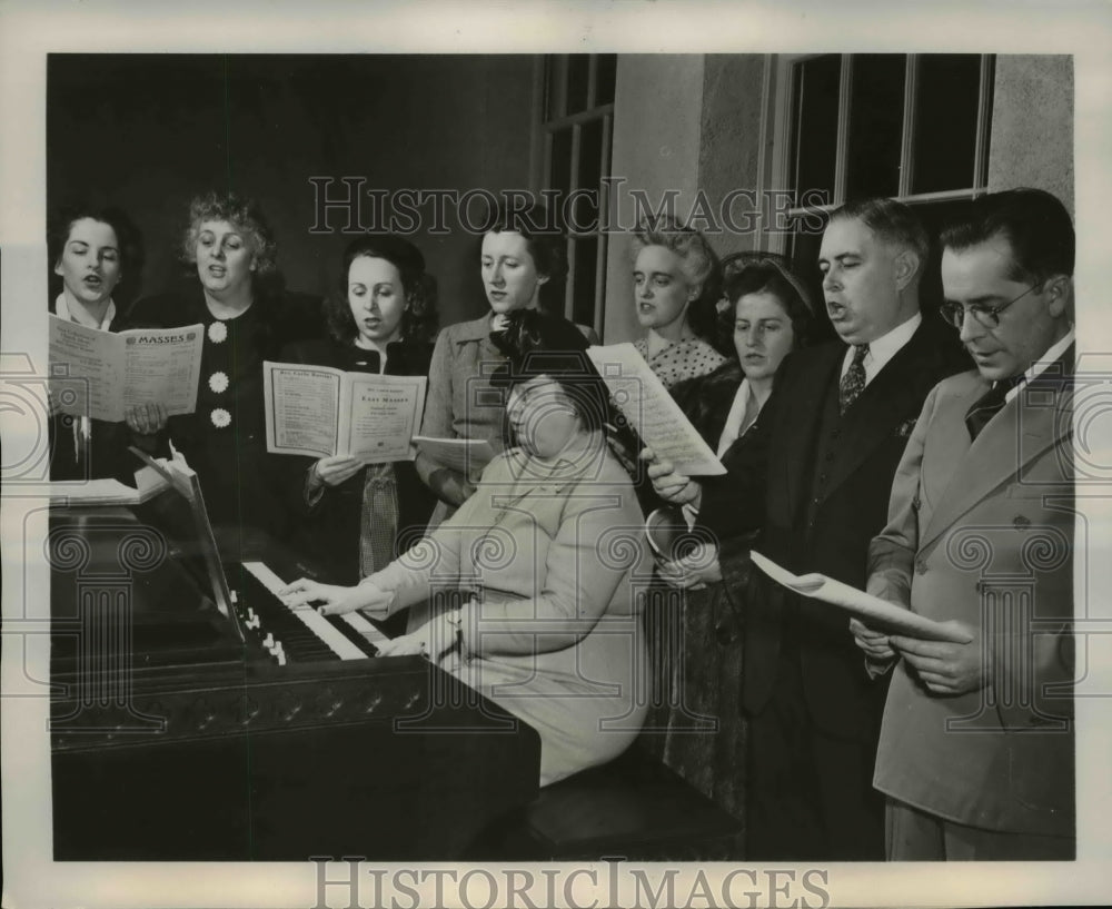1954 Press Photo Members of the adult choir at St. Marks Roman Catholic Church - Historic Images