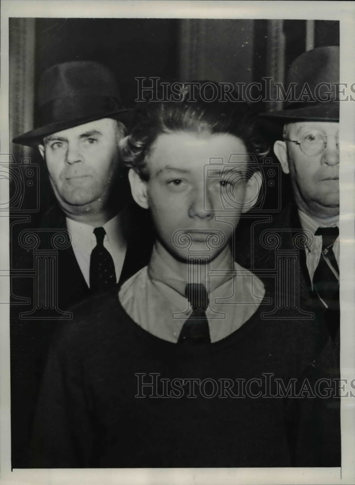 1940 Press Photo Amos Smith, 14, with a couple of detectives - Historic Images