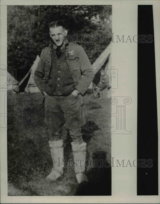 1941 Press Photo Lt. Col Gio A. Vaughn Jr pose for a photo opportunity. - Historic Images