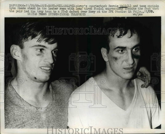 1968 Press Photo Army QB Bernie Wall & Lynn Moore defeated Navy 27-0 - Historic Images