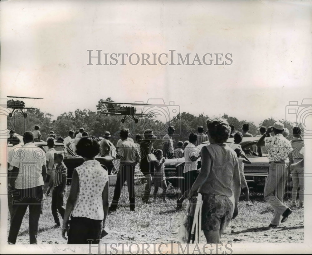 1964 Press Photo 2 Wacco's Landing at Freedom Field-Historic Images