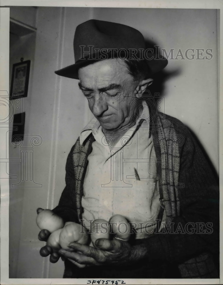 1938 Press Photo SC Bacon With White Acid-less Tomatos - ned93548 - Historic Images