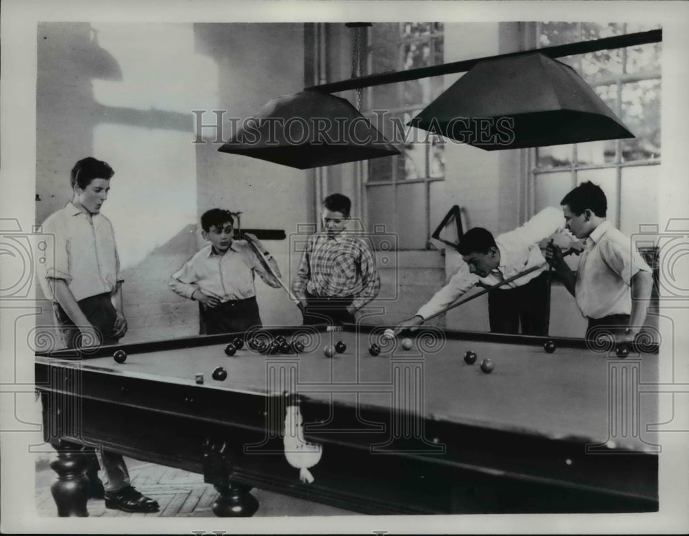 1961 Press Photo Winant volunteer of the Peace Corps shooting pool in London - Historic Images