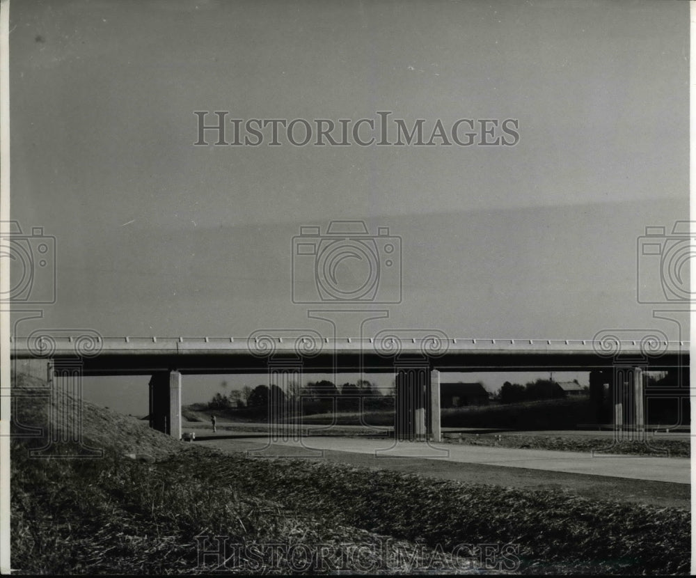 1954 Press Photo Underpass at Ohio Turnpike in Eastgate Section South Youngstown- Historic Images
