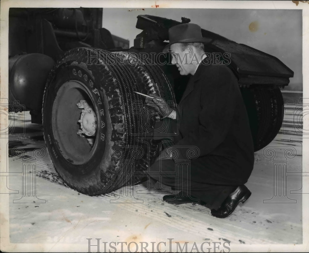 1955 Press Photo Steel Claws in Goodyear Tire by G A Hudson for Icy Roads- Historic Images