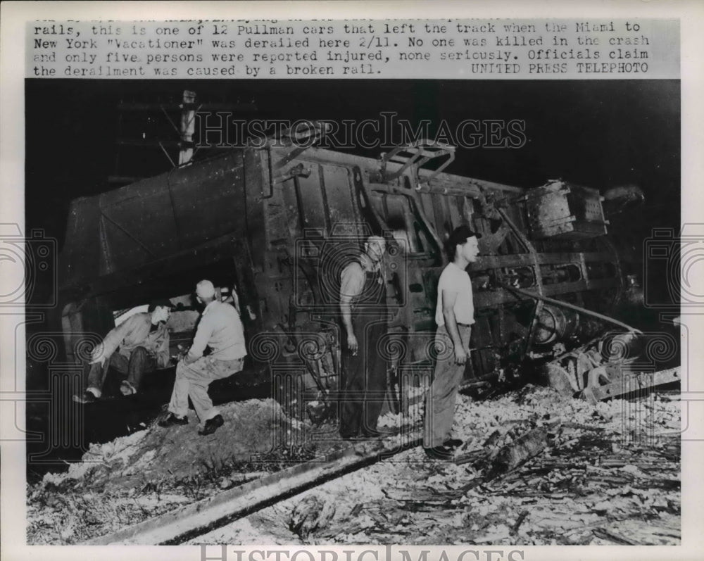 1953 Press Photo of a derailed Miami to New York passenger due to a broken rail. - Historic Images