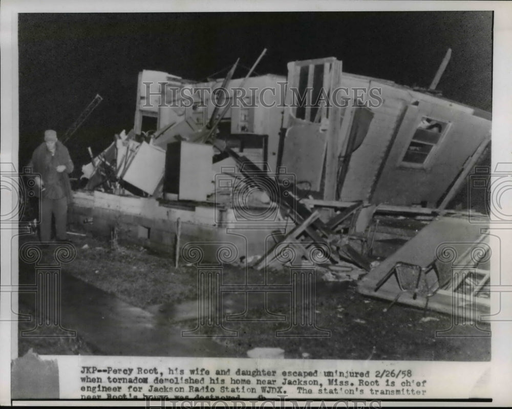 1958 Press Photo Percy Root wife & daughter escape tornado in Jackson Miss - Historic Images