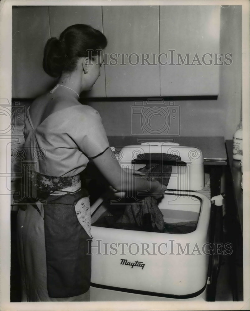 1958 Press Photo Hommaker doing the laudry at her home machine - Historic Images