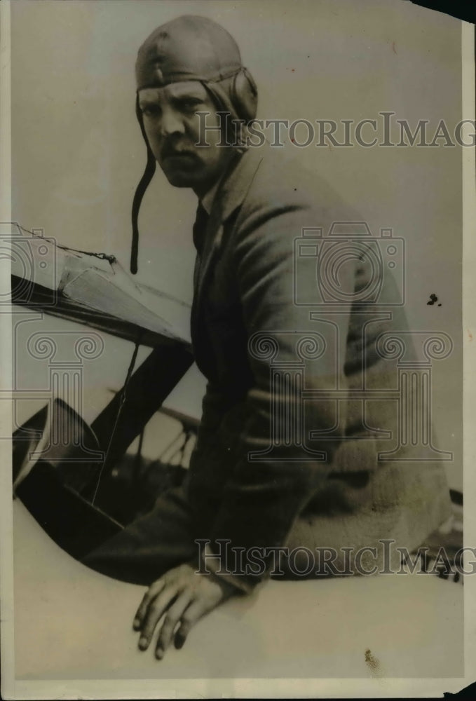 1937 Press Photo HH Law in cockpit of his plane at HEston Airdrome-Historic Images