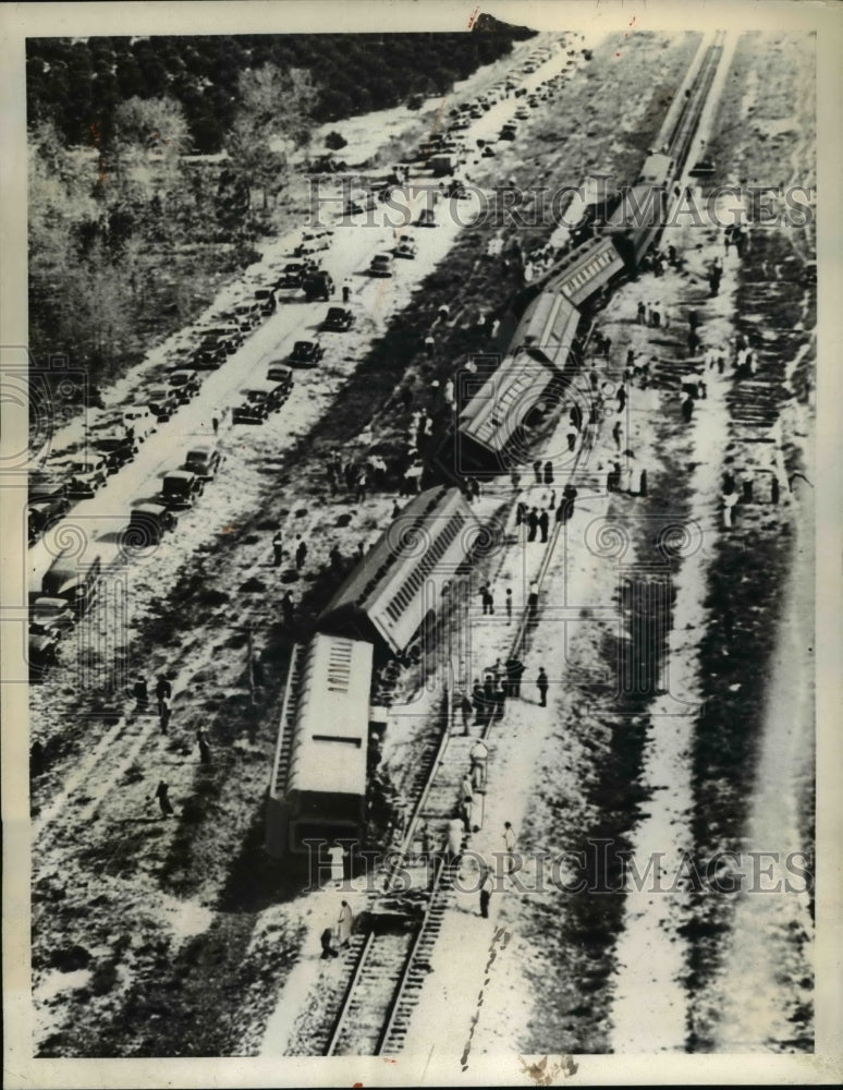 1937 Press Photo 2 passengers injured in train derailment St Pete Fla - Historic Images