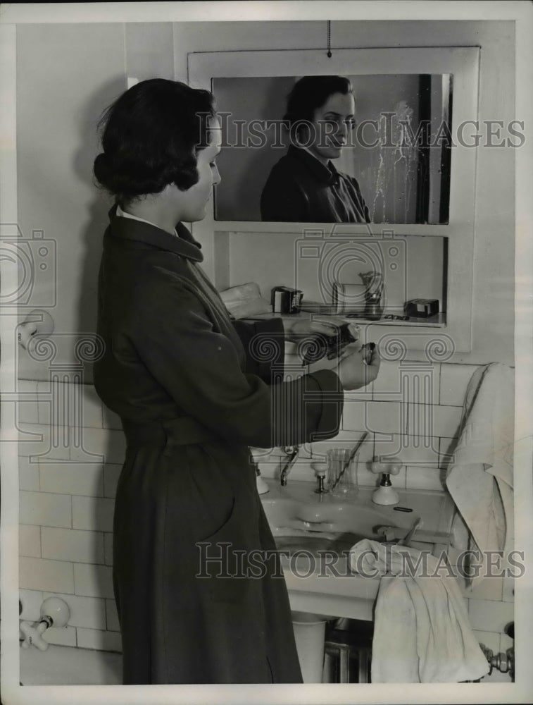 1937 Press Photo Mrs.Newlywed sighing at an uncapped toothpaste - Historic Images