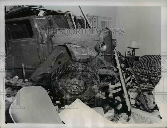 1947 Press Photo Washington City trash truck crashed through a wall of a house - Historic Images