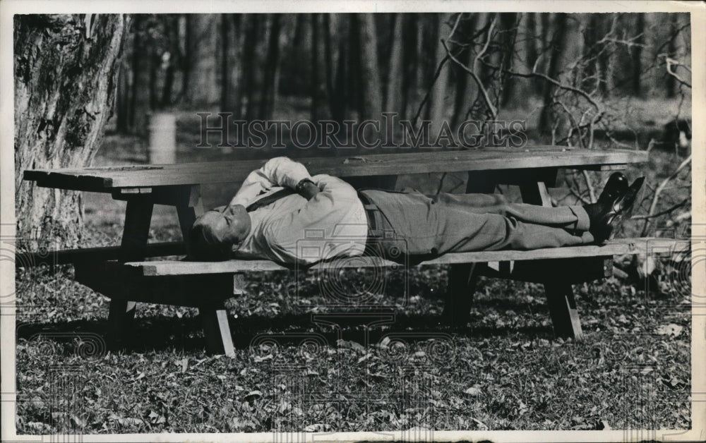 Press Photo Mentor Ohio Berea Wallace Lake park man sleeps on picnic table - Historic Images