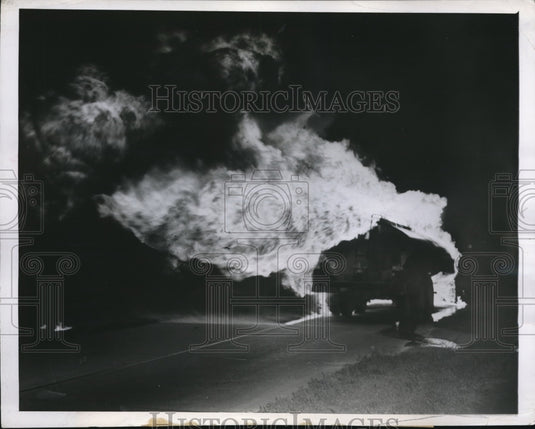 1947 Press Photo St Paul Minn burning wreck of tanker truck - Historic Images