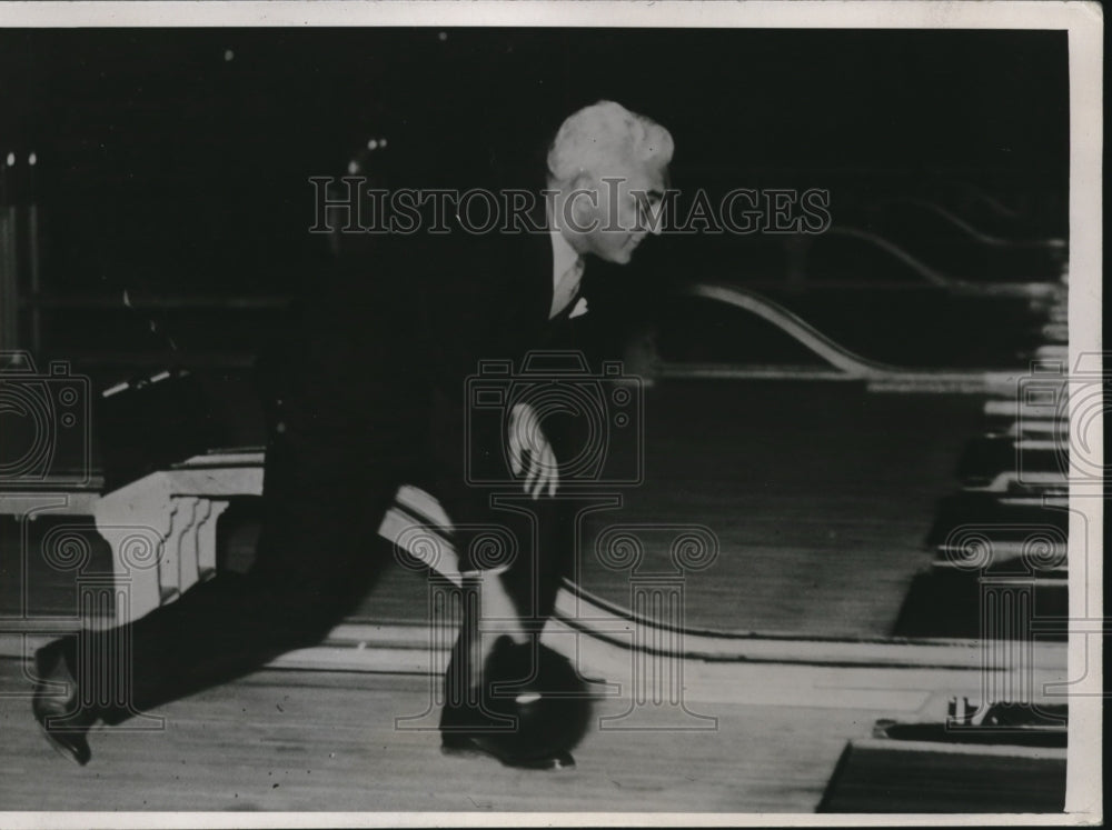 1936 Press Photo Paul McNutt at Bowling Alley - Historic Images