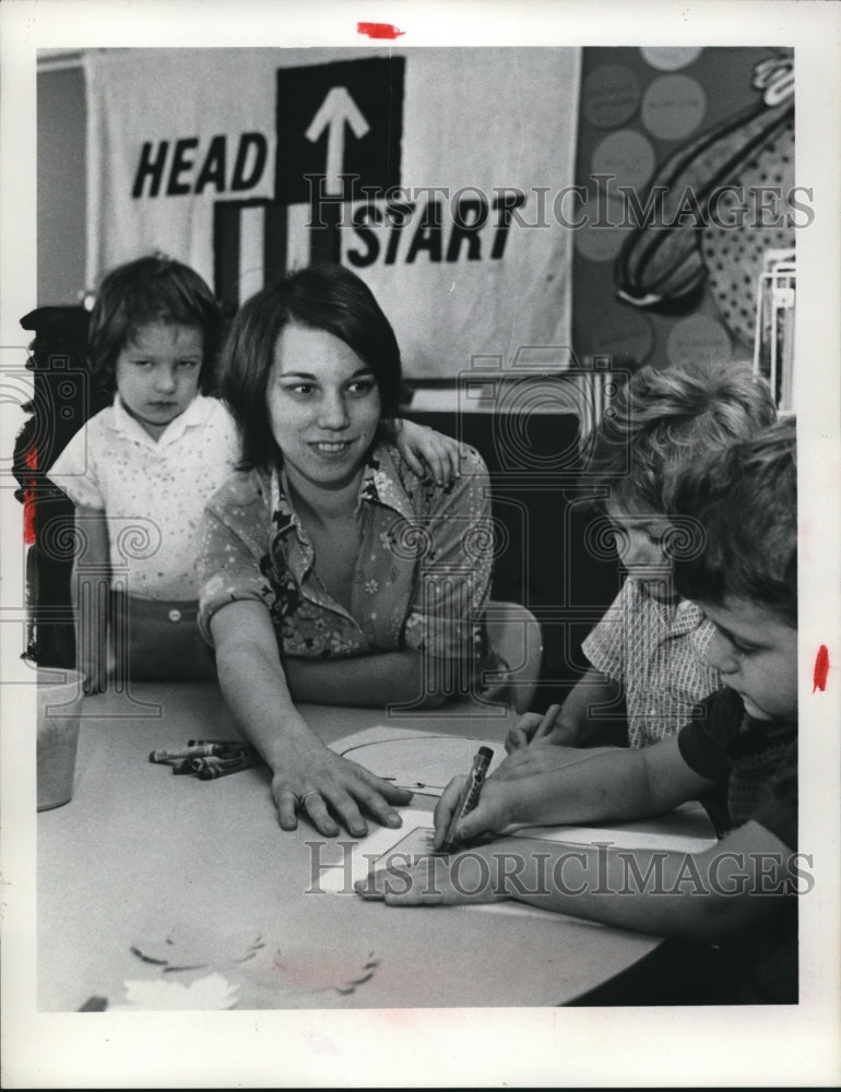 1975 Press Photo School Parent Karen Fields with Preschool Students - Historic Images