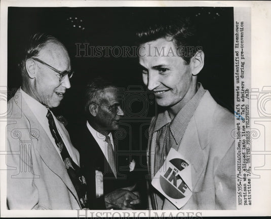 1952 Press Photo Sen. Robert A. Taft greets Eisenhower Partisan Chicago Il. - Historic Images