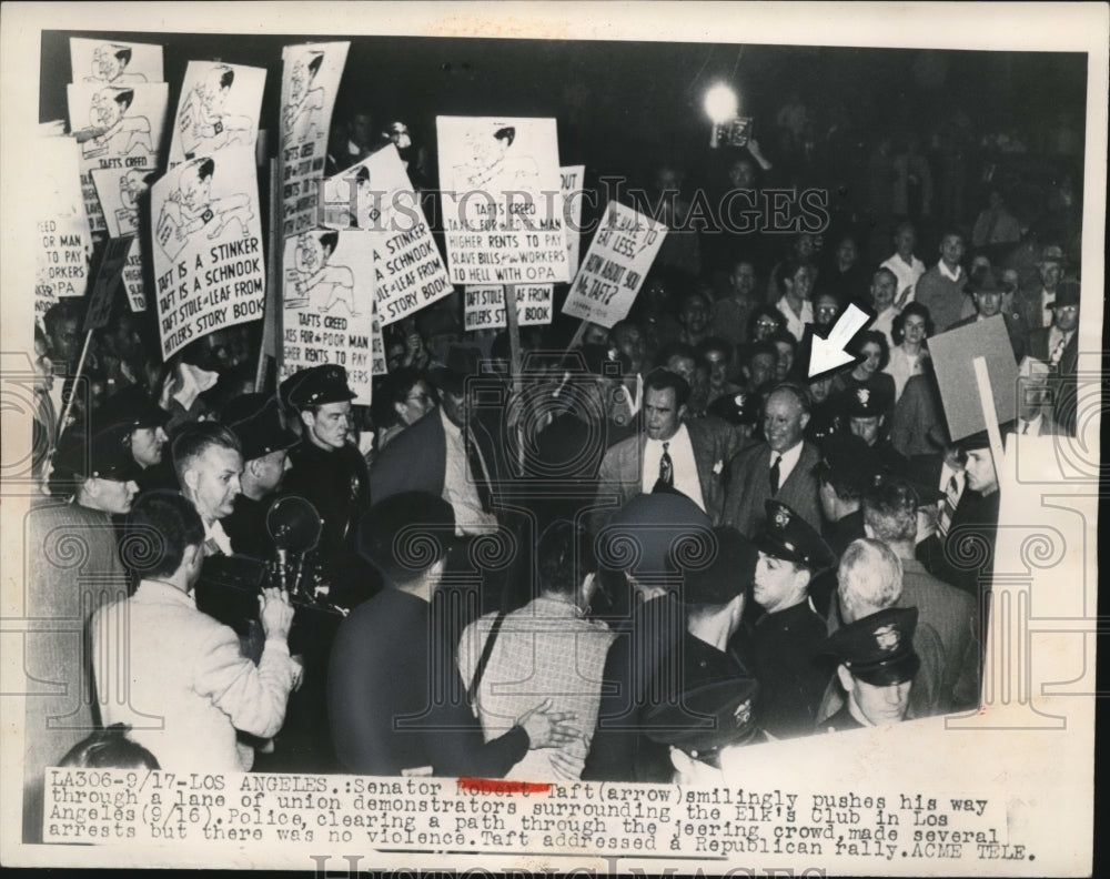 1952 Press Photo Senator Robert Taft of Ohio &amp; Union Demonstrators at Elks Club - Historic Images