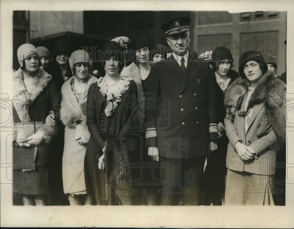 1928 Press Photo society debutantes inviting Rear Admiral Louis de Steiguer - Historic Images