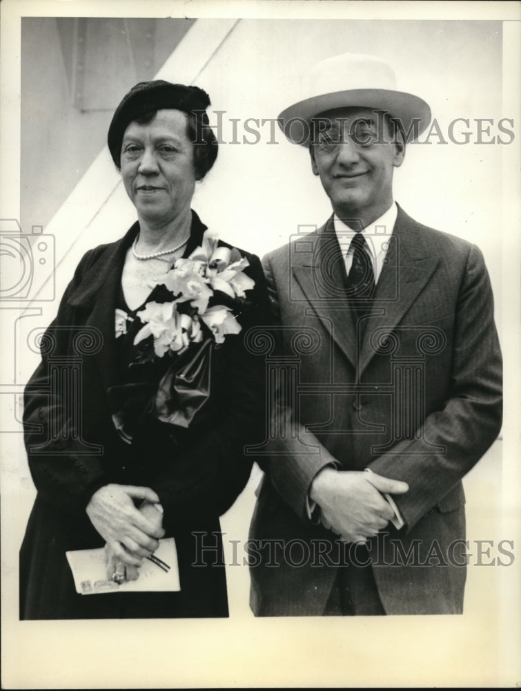 1933 Press Photo Dr and Mrs Albert Fabian Hess - Historic Images