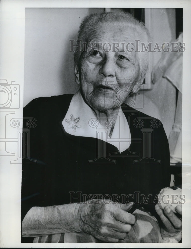 1961 Press Photo Mrs Carl Marty of Wisconsin Age 100 Peeling Apple for Pie - Historic Images