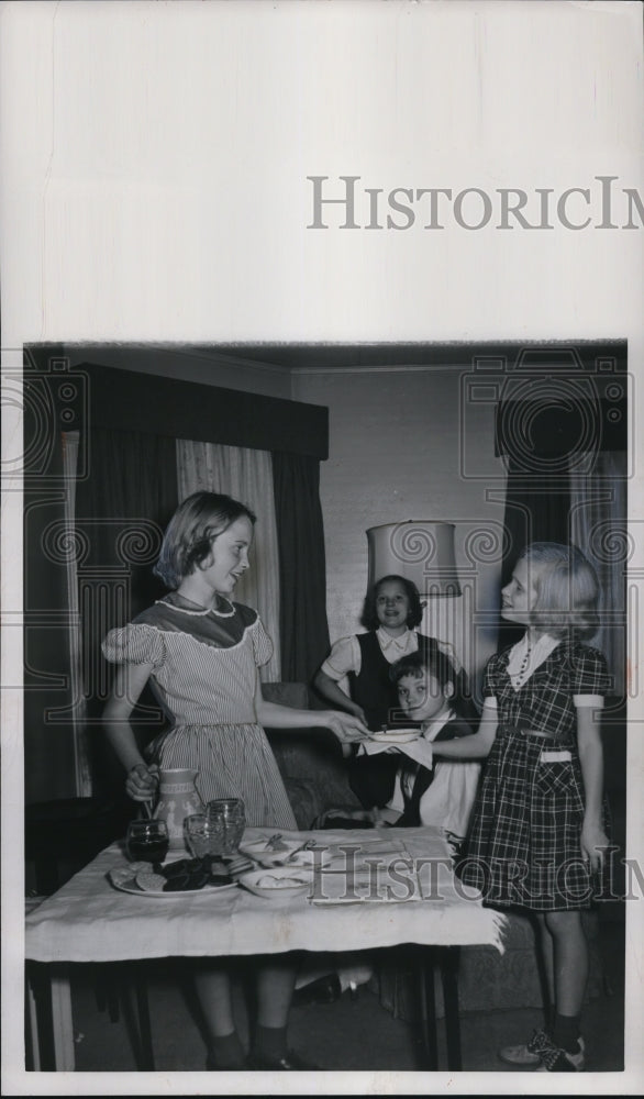 1953 Press Photo Simple Children&#39;s Party - Historic Images