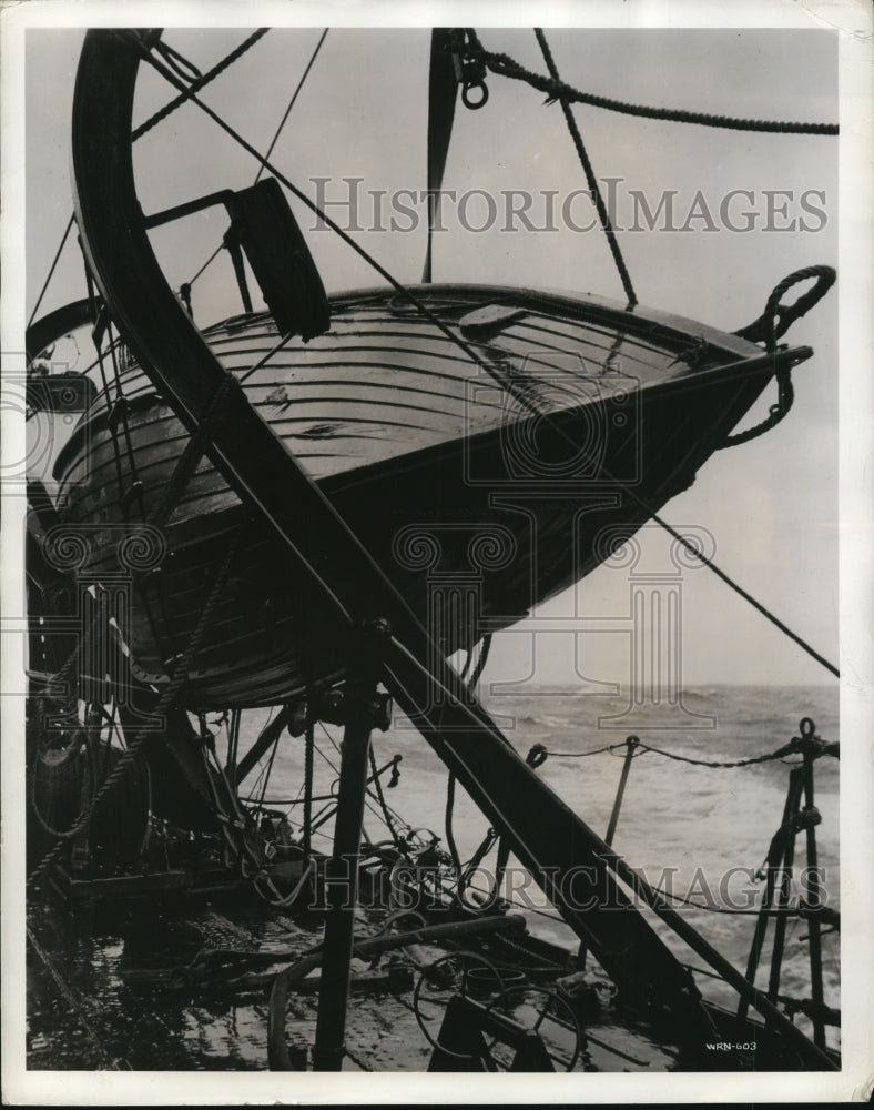 1942 Press Photo Destroyer on Escort Duty Takes Pounding During Storm- Historic Images