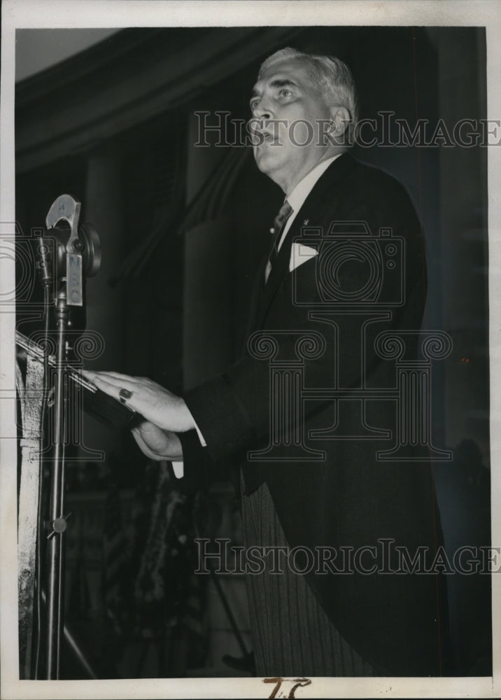 1940 Press Photo Paul V. McNutt addressing at Arlington National Cemetery - Historic Images