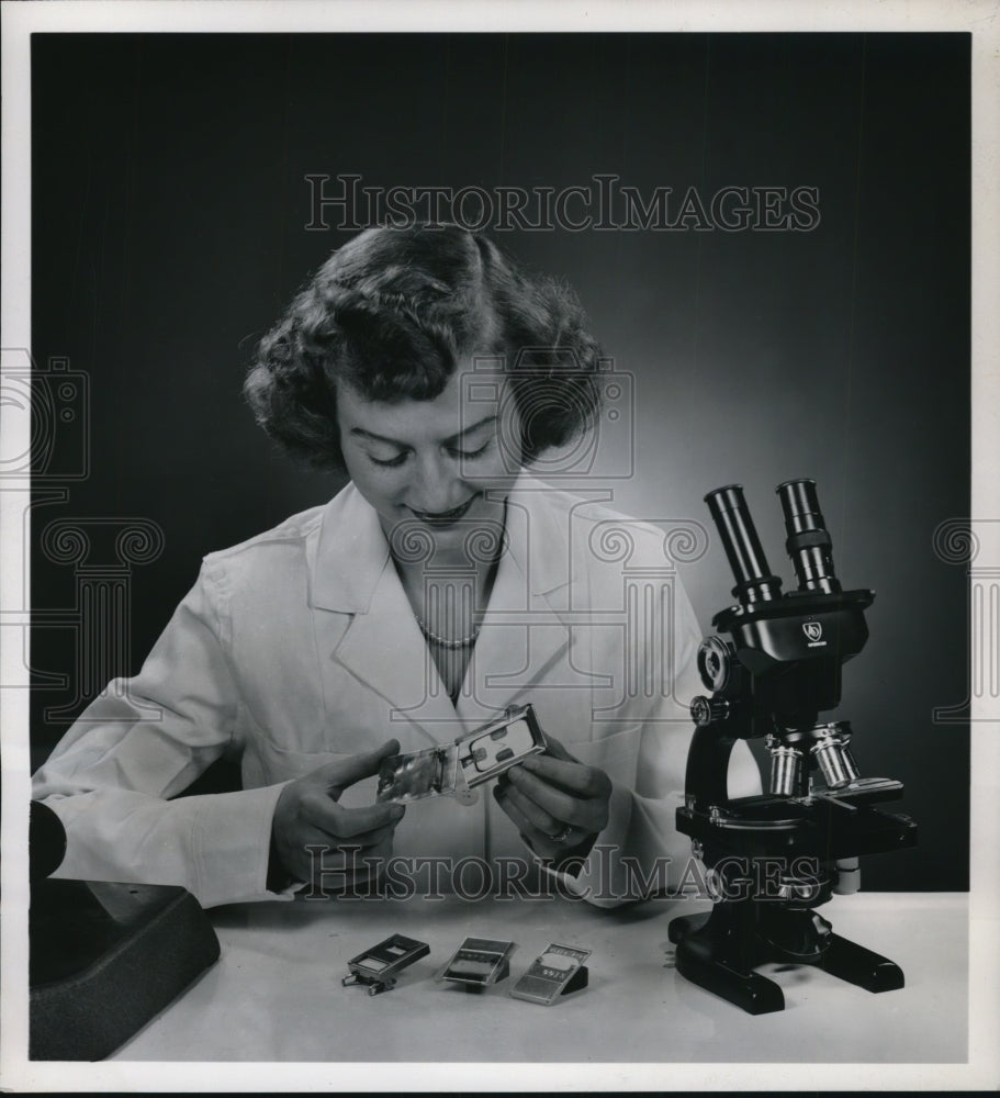 1976 Press Photo Mrs Anne Murray at Kodak Reseach Labs Rochester NY - Historic Images