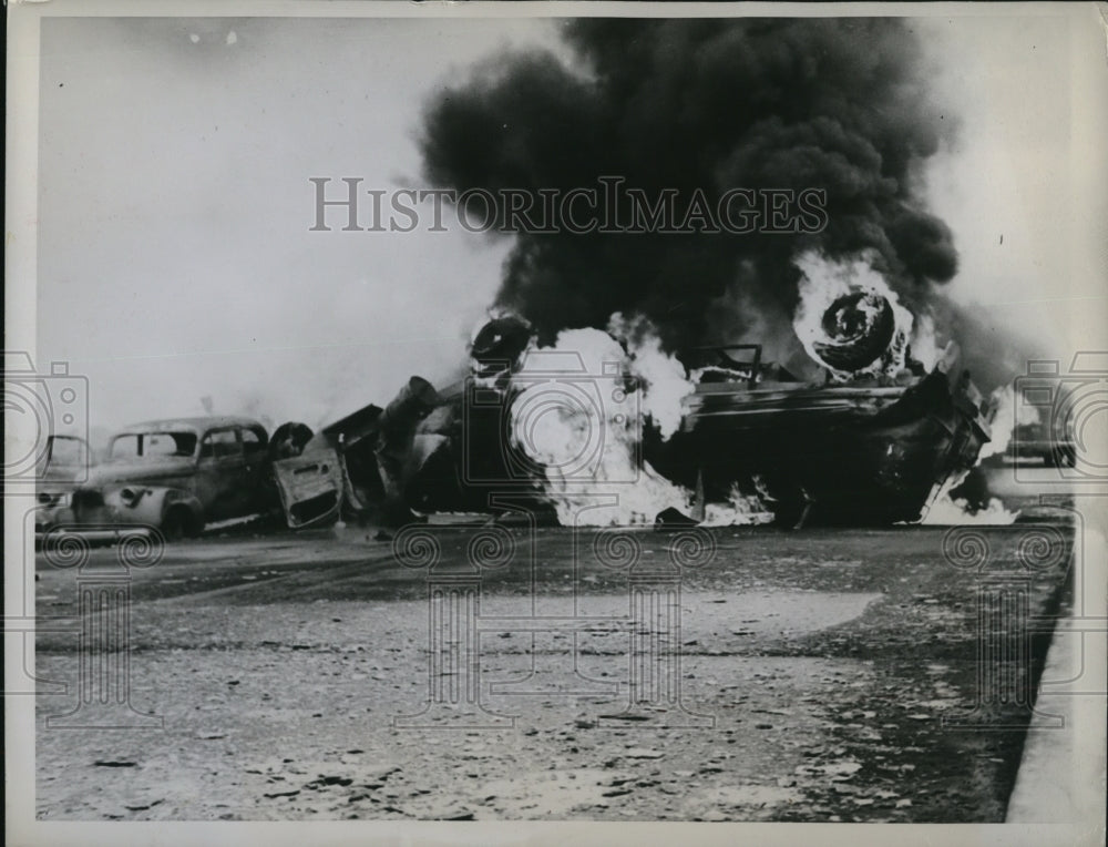 1943 Press Photo Springfield Ill burning wreck of gas tanker truck - Historic Images