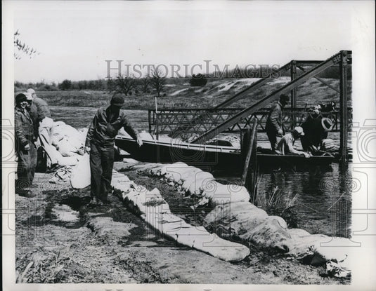 1952 Press Photo Workers use sandbag to protect Lincoln Highway from river water - Historic Images
