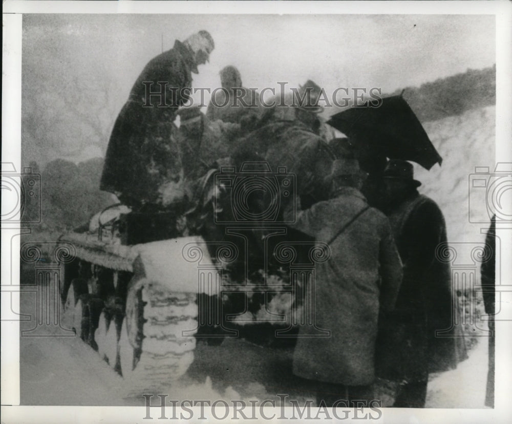 1942 Press Photo Northern England newsmen &amp; tank stranded in a blizzard- Historic Images