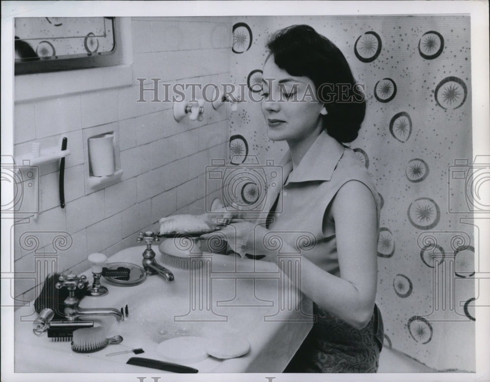 1955 Press Photo of an advertisement for cleaning brushes. - Historic Images