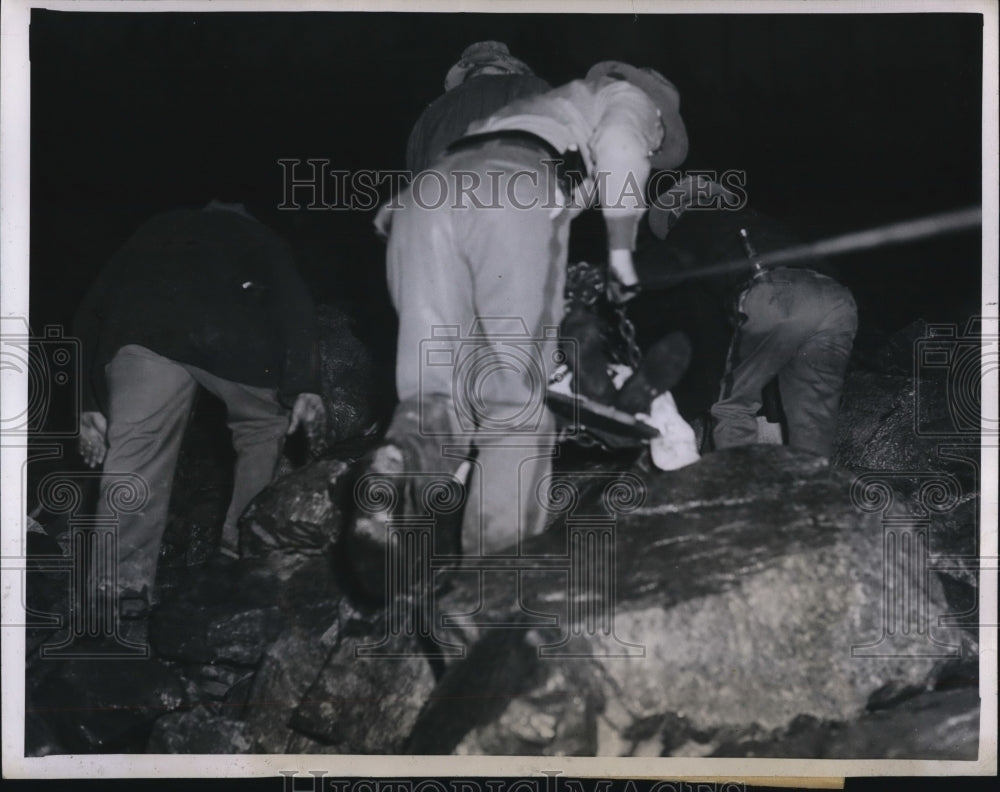 1946 Seattle Wash retreival of charter bus crash victims - Historic Images