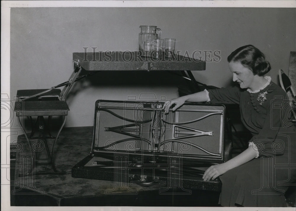 1936 Press Photo Ella Baker &amp; picnic set at Chicago Furniture Mart - Historic Images