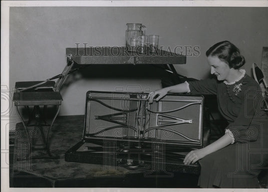 1936 Press Photo Ella Baker & picnic set at Chicago Furniture Mart - Historic Images