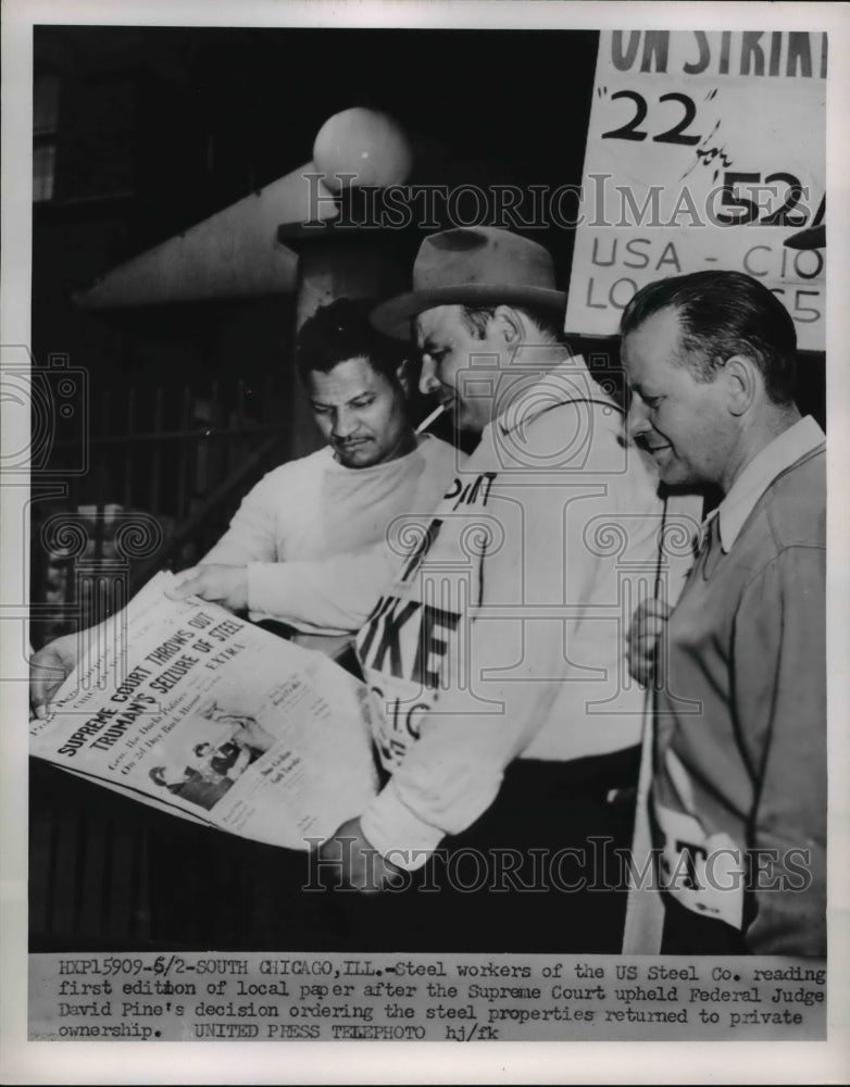 1952 Press Photo Striking Steel Workers Read First Edition Of Local Paper - Historic Images